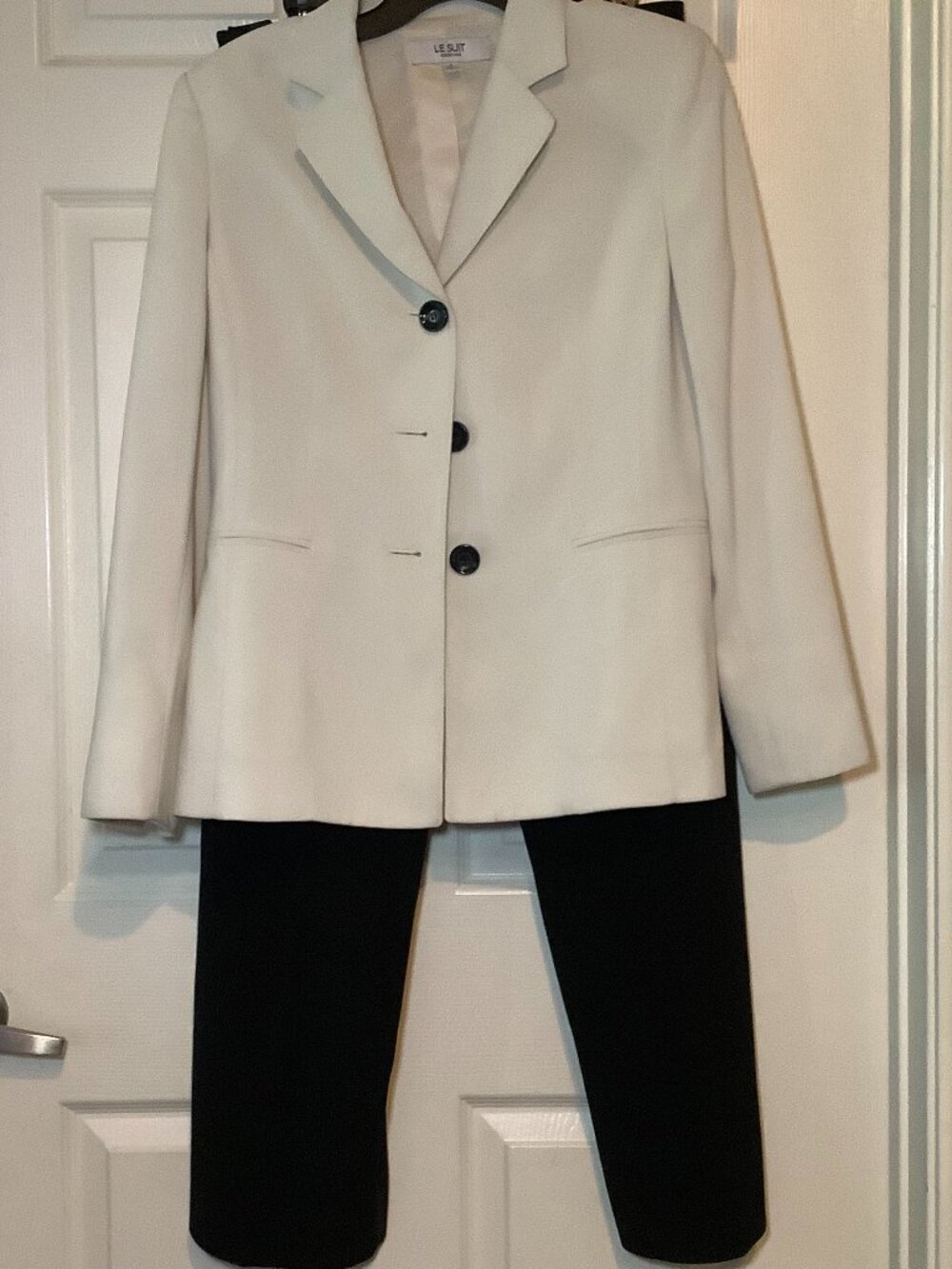Le Suit 2 piece pantsuit single breasted blazer with matching pants